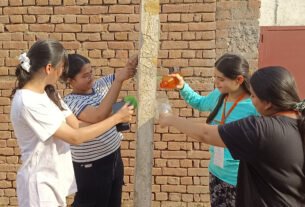 प्लास्टिक की बोतलों में पानी भरकर गर्मी में पक्षियों की प्यास बुझाने की सराहनीय पहल