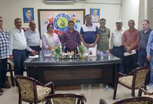 एडिशनल कमिश्नर डा. श्याम सुंदर तिवारी से दिए गए मांग पत्र की गई कार्यवाही की जानकारी मांगते महानगर अध्यक्ष सतीश माहेश्वरी व अन्य