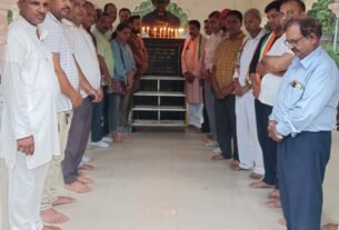 जम्मू कश्मीर के कठुआ में शहीद हुए पांच जाबांज जवानों श्रद्धांजलि देते हुए विवके बंसल व अन्य कांग्रेसी
