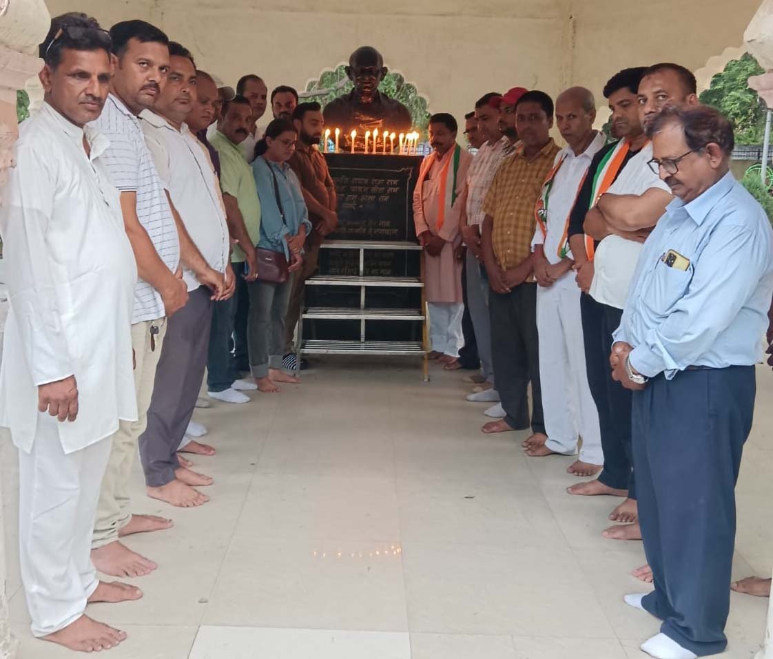 जम्मू कश्मीर के कठुआ में शहीद हुए पांच जाबांज जवानों श्रद्धांजलि देते हुए विवके बंसल व अन्य कांग्रेसी