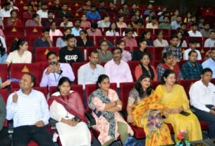 मंगलायतन विश्वविद्यालय में पुरातन छात्र मिलन समारोह में उपस्थित पुरातन छात्र व शिक्षक