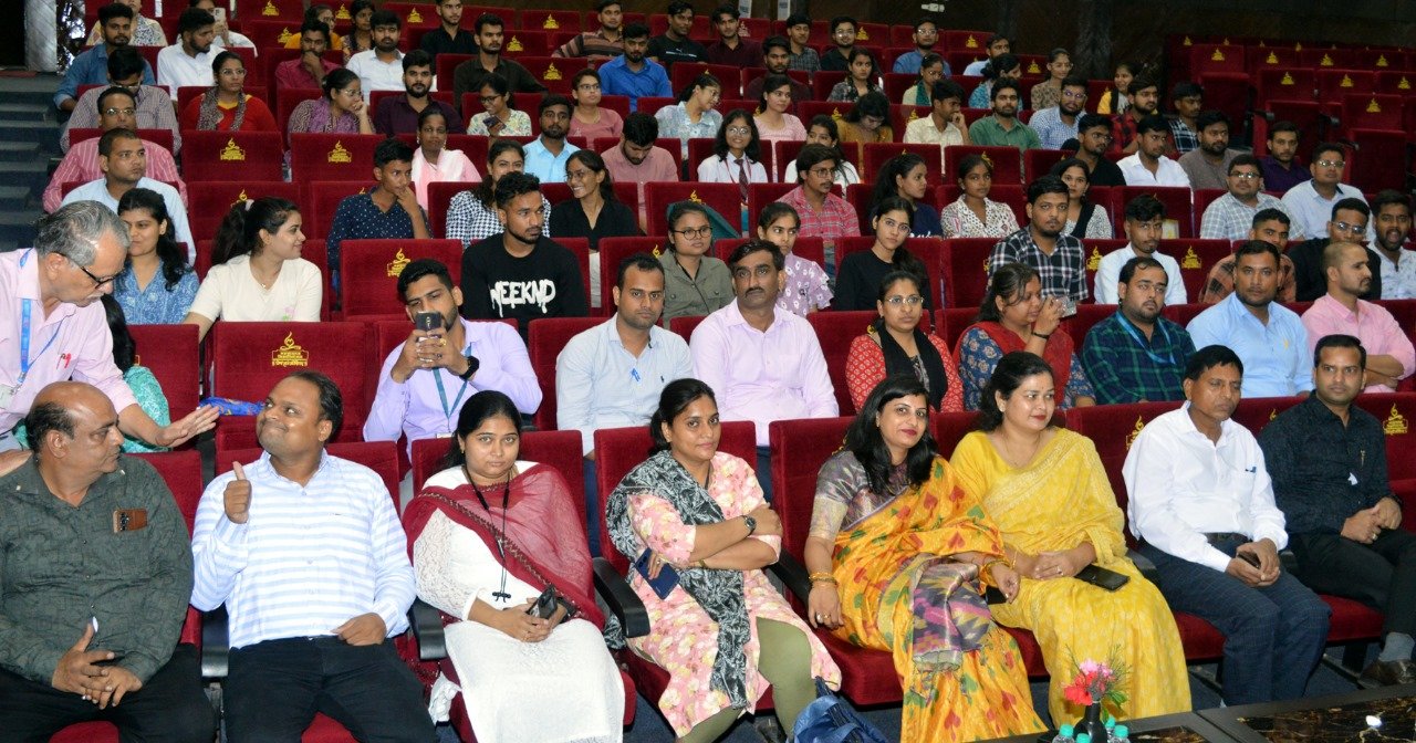 मंगलायतन विश्वविद्यालय में पुरातन छात्र मिलन समारोह में उपस्थित पुरातन छात्र व शिक्षक