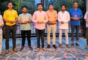 मृतकों की शान्ति के लिए कैण्डल मार्च निकालते व्यापारी