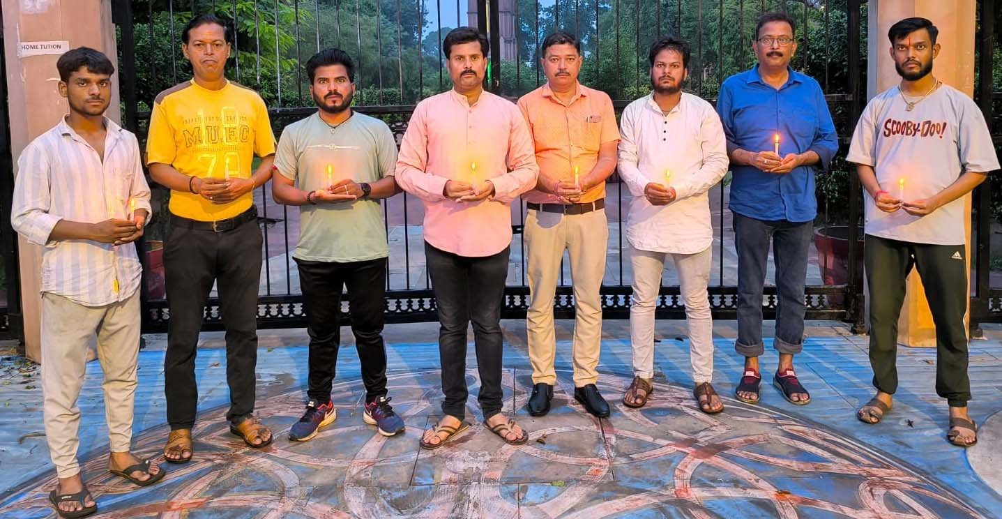 मृतकों की शान्ति के लिए कैण्डल मार्च निकालते व्यापारी