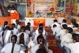 अखिल भारतीय विद्यार्थी परिषद के 76वें स्थापना दिवस कार्यक्रम में छात्र-छात्राओं को सम्बोधित करते राष्ट्रीय कार्यकरिणी सदस्य नितिन माहेश्वरी