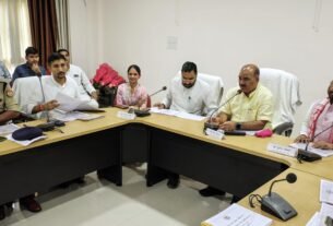 बैठक में अधिकारियों से चर्चा करते एमएलसी प्रयागराज सुरेन्द्र चौधरी, एमएलसी अलीगढ़ डा. मानवेन्द्र प्रताप सिंह, ब्लॉक प्रमुख धनीपुर पूजा दिवाकर