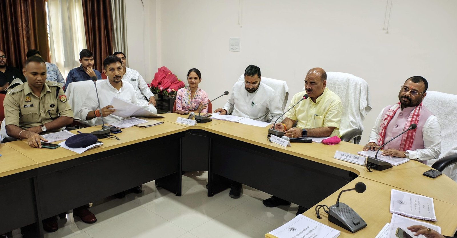 बैठक में अधिकारियों से चर्चा करते एमएलसी प्रयागराज सुरेन्द्र चौधरी, एमएलसी अलीगढ़ डा. मानवेन्द्र प्रताप सिंह, ब्लॉक प्रमुख धनीपुर पूजा दिवाकर