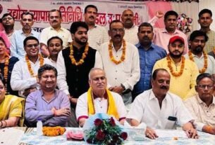 उद्योग व्यापार प्रतिनिधि मण्डल के कार्यक्रम में सदस्यों को मनोनीत करते प्रदेश अध्यक्ष लोकेश अग्रवाल एवं जिलाध्यक्ष प्रदीप गंगा