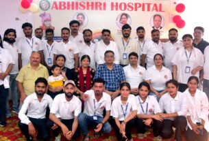 अभिश्री अस्पताल के दसवें स्थापना दिवस कार्यक्रम में मौजूद डॉक्टर्स