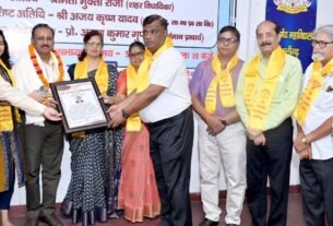 प्रो. अरुण कुमार गुप्ता को सम्मानित कर विदाई देते शिक्षकगण