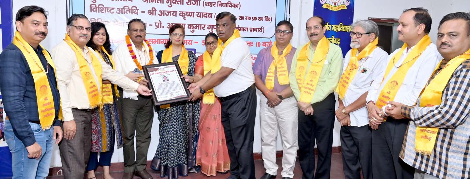 प्रो. अरुण कुमार गुप्ता को सम्मानित कर विदाई देते शिक्षकगण