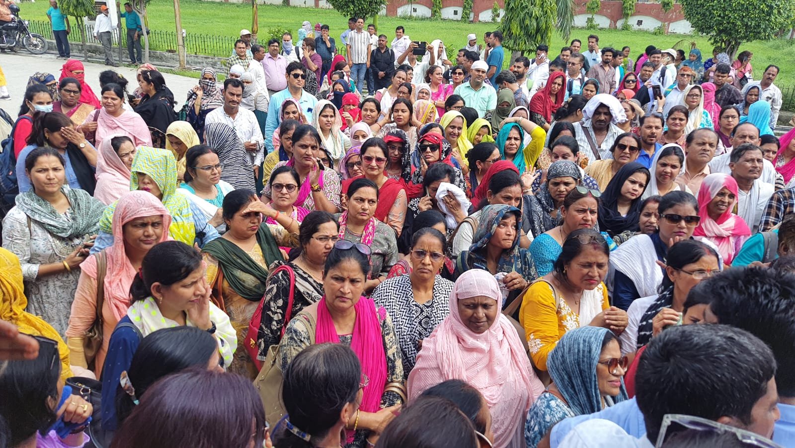डिजिटाइजेशन व ऑनलाइन उपस्थिति के विरोध में जिलाधिकारी कार्यालय ज्ञापन देने पहुंचे शिक्षक व शिक्षिकाएं