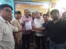 जिला बेसिक शिक्षा अधिकारी को ज्ञापन सौंपते राष्ट्रीय शैक्षिक महासंघ के जिलाध्यक्ष डॉ. राजेश चौहान, जिला महामंत्री सुशील कुमार शर्मा व अन्य शिक्षक
