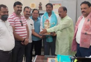 नवागत सहायक आयुक्त टू डा. दीनानाथ यादव का स्वागत करते हुए उद्योग व्यापार प्रतिनिधि मण्डल के पदाधिकारी