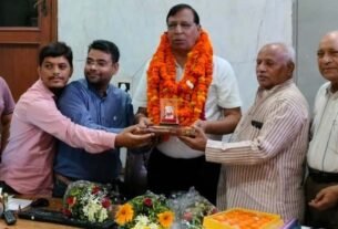 प्रदेश महामंत्री को सम्मानित करते हुए माहेश्वरी समाज के लोग