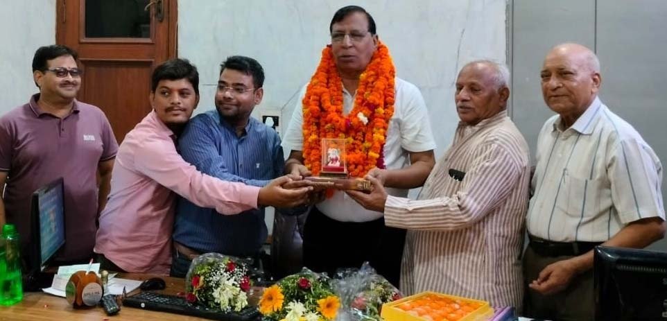 प्रदेश महामंत्री को सम्मानित करते हुए माहेश्वरी समाज के लोग