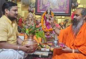गुप्त नवरात्रि अनुष्ठान के दिन विधि विधान से देवी के स्वरुप का पूजन अर्चन करते हुए स्वामी पूर्णानंदपुरी महाराज व आचार्य गौरव शास्त्री