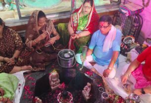 महाकालेश्वर मंदिर में भगवान शिव का रुद्राभिषेक करते भक्तगण