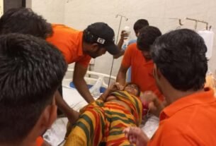 जलमग्न सड़कें भी रोक सकीं बजरंगियों के सेवा कार्य एवं बुलन्द हौंसले को
