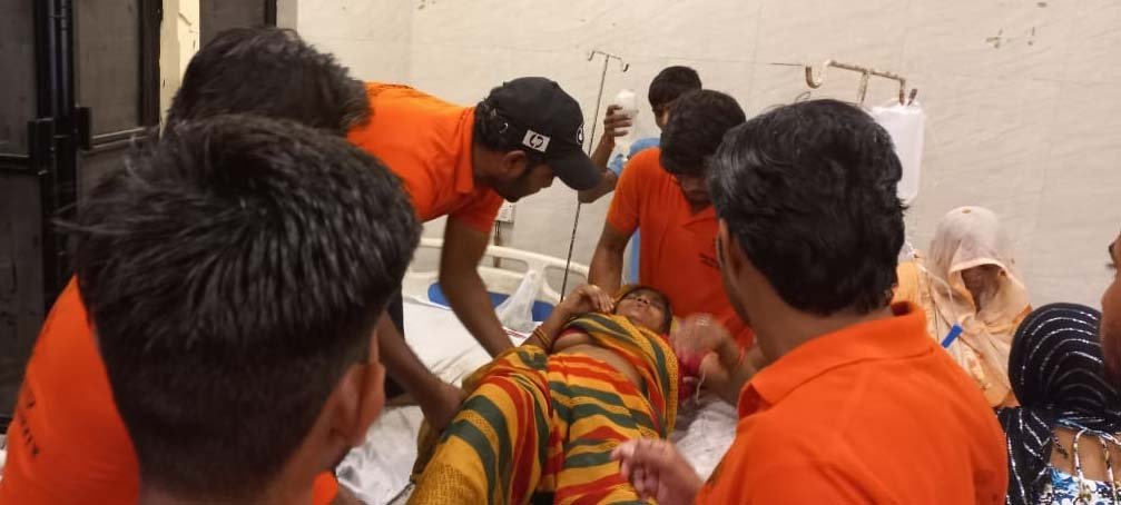 जलमग्न सड़कें भी रोक सकीं बजरंगियों के सेवा कार्य एवं बुलन्द हौंसले को