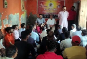 अचलताल स्थित विश्व हिन्दू परिषद कार्यालय पर बैठक को सम्बोधित करते हुए विभाग मंत्री मुकेश राजपूत