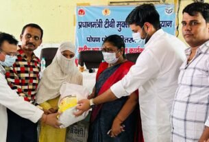 क्षय रोगियों को पोषण पोटली वितरित करते शहर विधायक मुक्ता राजा, जिला पंचायत अध्यक्ष प्रतिनिधि प्रवीण राज सिंह एवं संस्था के पदाधिकारी
