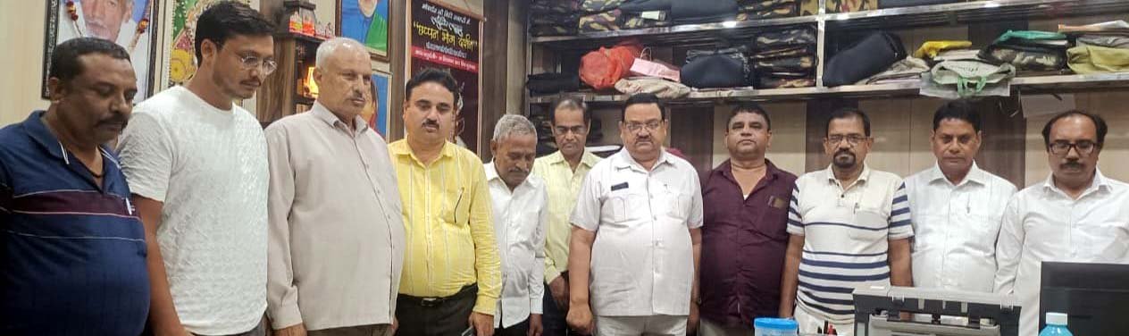 दर्दनाक हादसे में मृतकों को दो मिनट का मौन रखकर ईश्वर से आत्मा की शांति की प्रार्थना करते अति पिछड़ा अधिकार मंच के पदाधिकारी