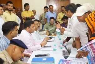अतरौली में लोगों की समस्याएं सुनते व उनका निराकरण कराते हुए बेसिक शिक्षा राज्यमंत्री संदीप सिंह
