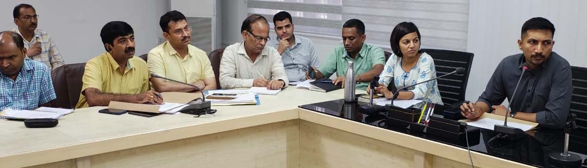 मोहर्रम एवं श्रावण मास में शांति एवं कानून व्यवस्था बनाए रखने के लिए अधिकारियों की बैठक लेते डीएम विशाख जी. एवं सीडीओ आकांक्षा राण
