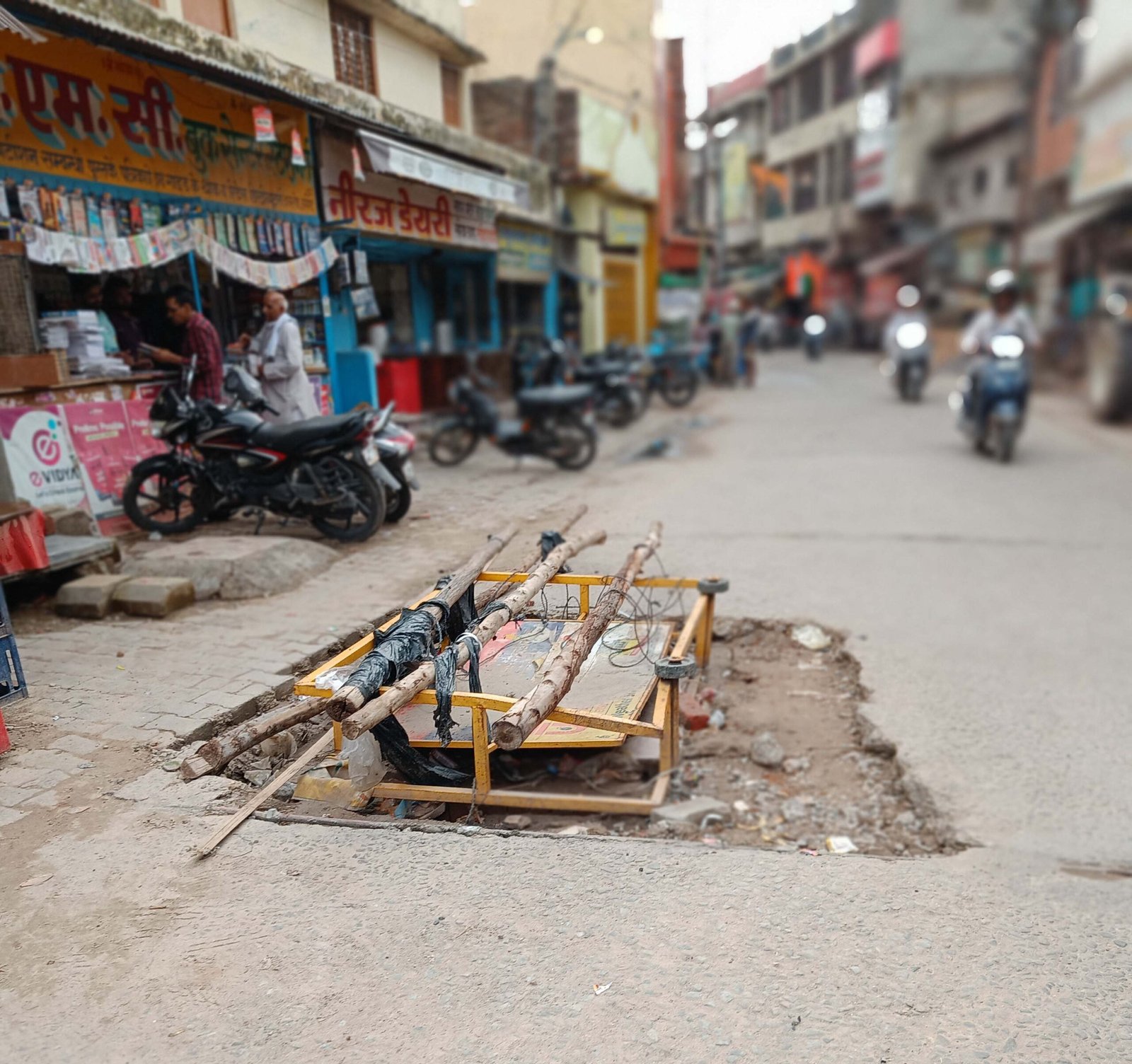 अचल ताल स्थित अचलेश्वर महादेव मंदिर के पास खोदी गई सड़क