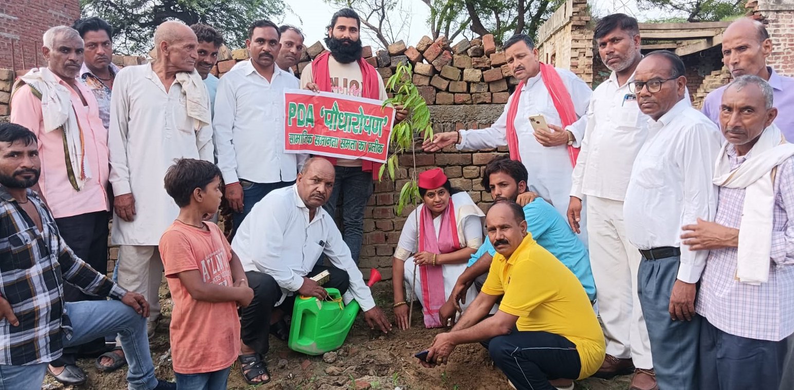 बरौली नगर पंचायत में पौधारोपण करतीं जिलाध्यक्ष लक्ष्मी धनगर