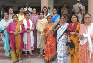 जिलाधिकारी के कार्यालय में महिला पदाधिकारियों ने एसीएम को सौंपा गृहमंत्री के नाम एक ज्ञापन