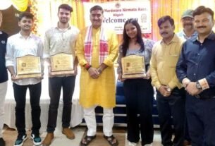 मेधावी छात्रों को सम्मानित करते हुए सांसद सतीश गौतम