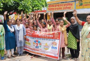 विशेष संचारी रोग नियंत्रण अभियान में जनजागरुकता रैली निकालते हुए छात्र-छात्राएं एवं शिक्षिकाएं