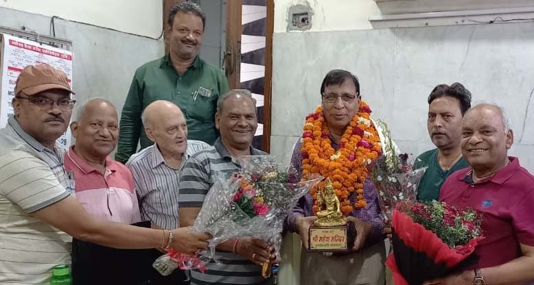 सतीश माहेश्वरी को सम्मानित करते हुए मदन मोहन तापड़िया, सुरेश नारायण मोहता व अन्य