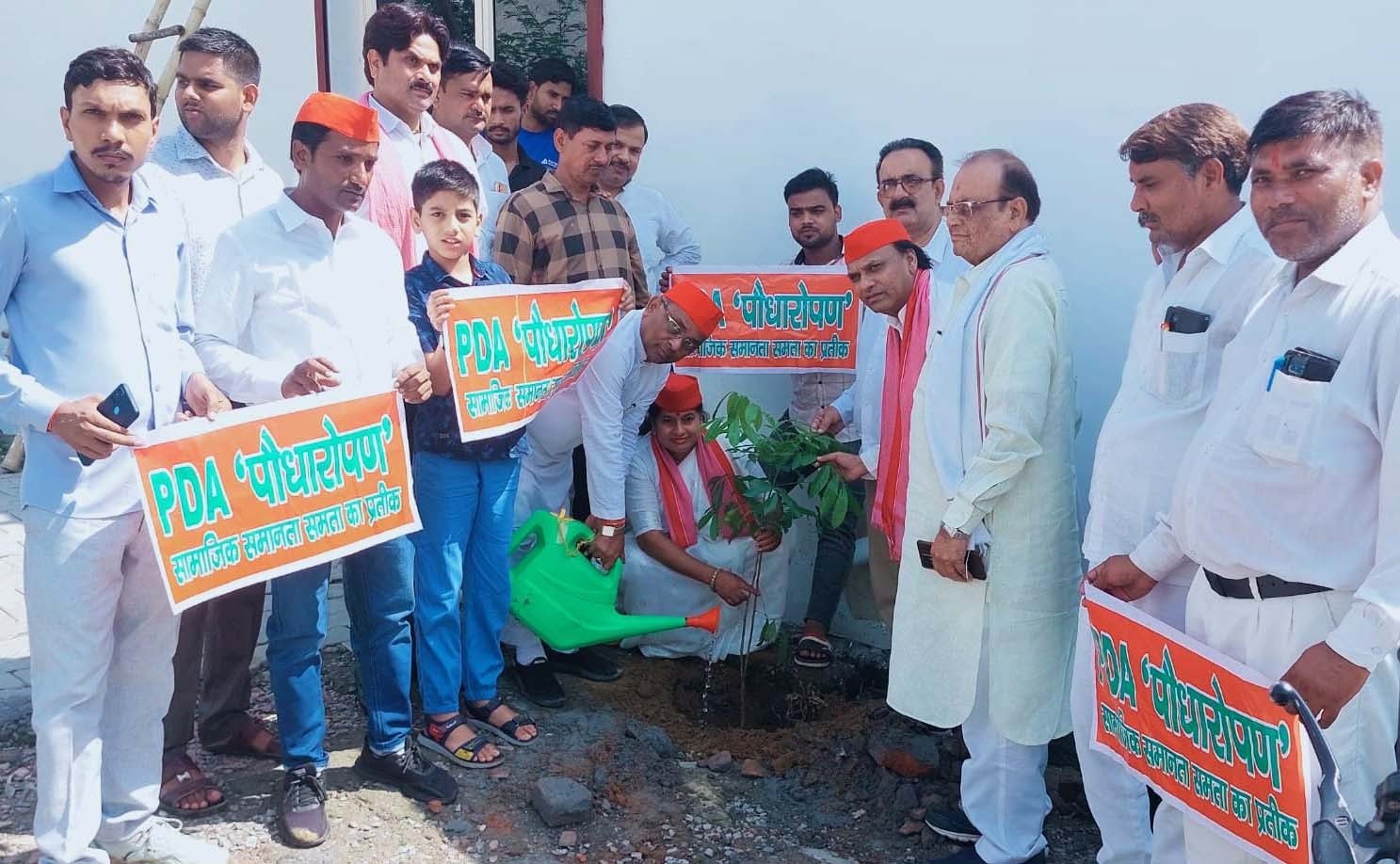 पीडीए पेड़ वृक्षारोपण कार्यक्रम के तहत पौधरोपण करतीं सपा जिलाध्यक्ष लक्ष्मी धनगर एवं अन्य सपा कार्यकर्ता