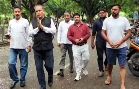 अलीगढ़ में घायलों से मुलाकात करने जाते हुए भोले बाबा के वकील एपी सिंह
