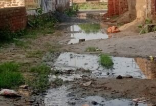 वर्षा के पानी से सड़कों पर होती कीचड़युक्त