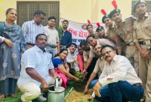 धर्म समाज महाविद्यालय में वृक्षारोपण करते हुए प्राचार्य प्रो. मुकेश कुमार भारद्वाज एवं शिक्षकगण