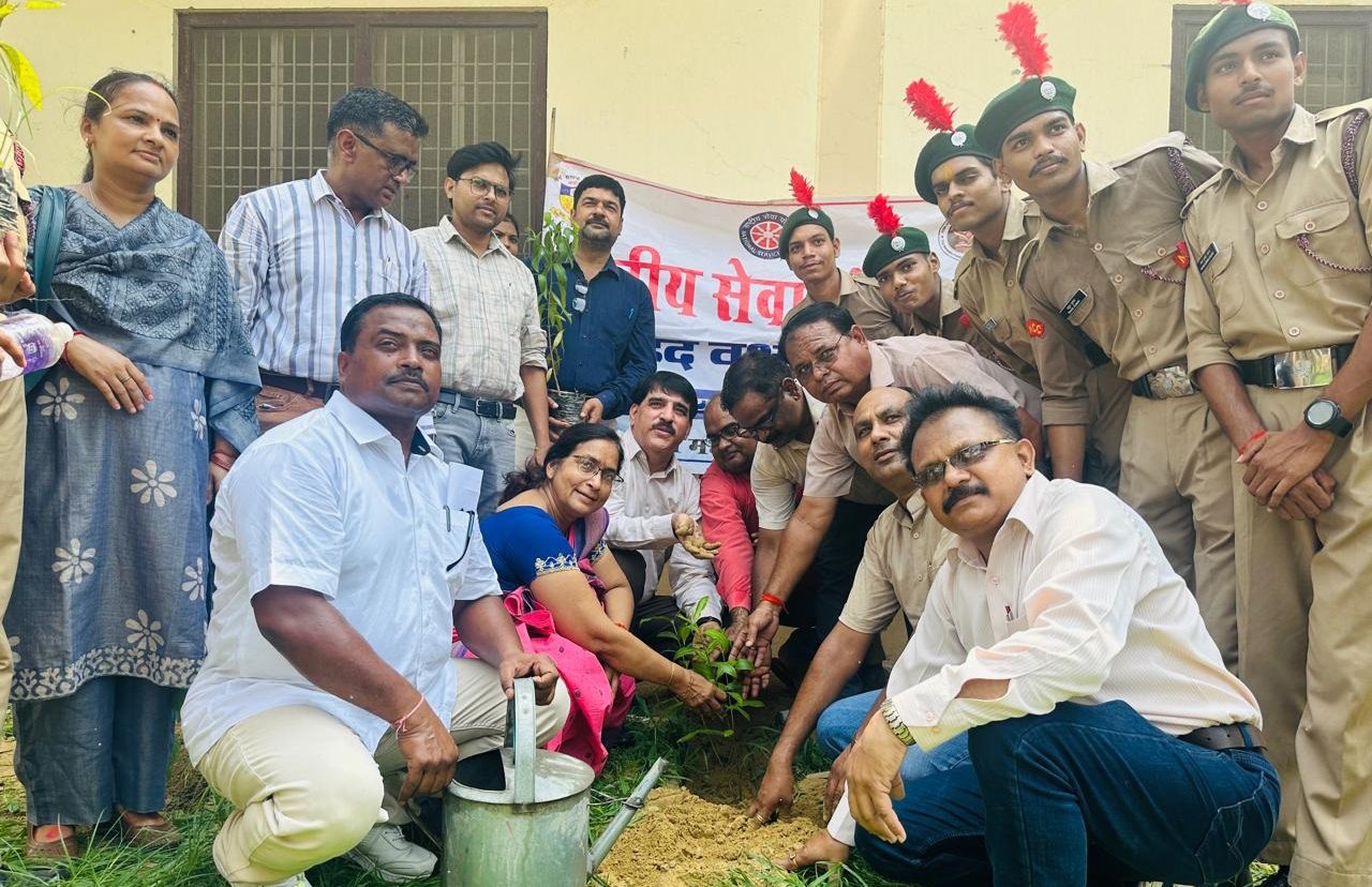 धर्म समाज महाविद्यालय में वृक्षारोपण करते हुए प्राचार्य प्रो. मुकेश कुमार भारद्वाज एवं शिक्षकगण