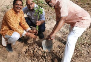 एक पेड़ मां के नाम का लगाते हुए राजेश गौड़
