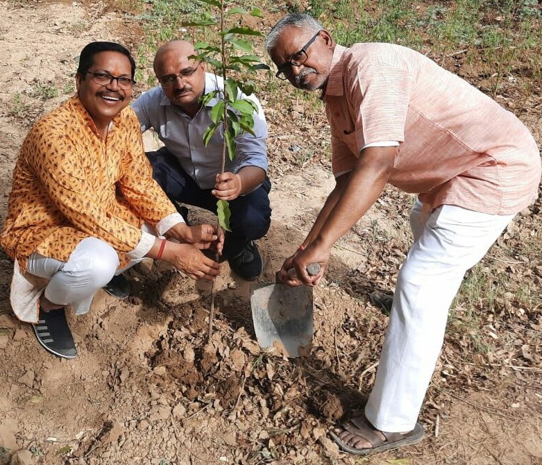 एक पेड़ मां के नाम का लगाते हुए राजेश गौड़