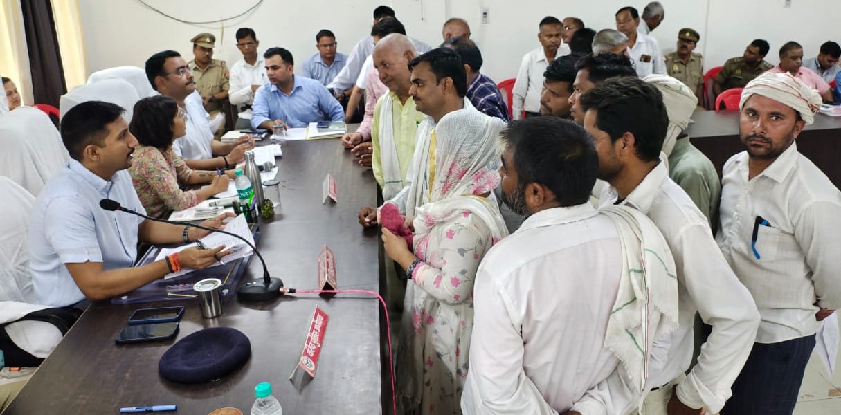 समाधान दिवस में समस्याओं का निराकरण कराते हुए जिलाधिकारी