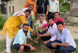 पौधारोपण करते हुए अखिल भारतीय क्षत्रिय महासभा के पदाधिकारी