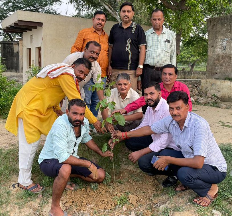 पौधारोपण करते हुए अखिल भारतीय क्षत्रिय महासभा के पदाधिकारी