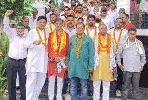 भारतीय किसान यूनियन चढूनी की सदस्यता ग्रहण करते हुए किसान