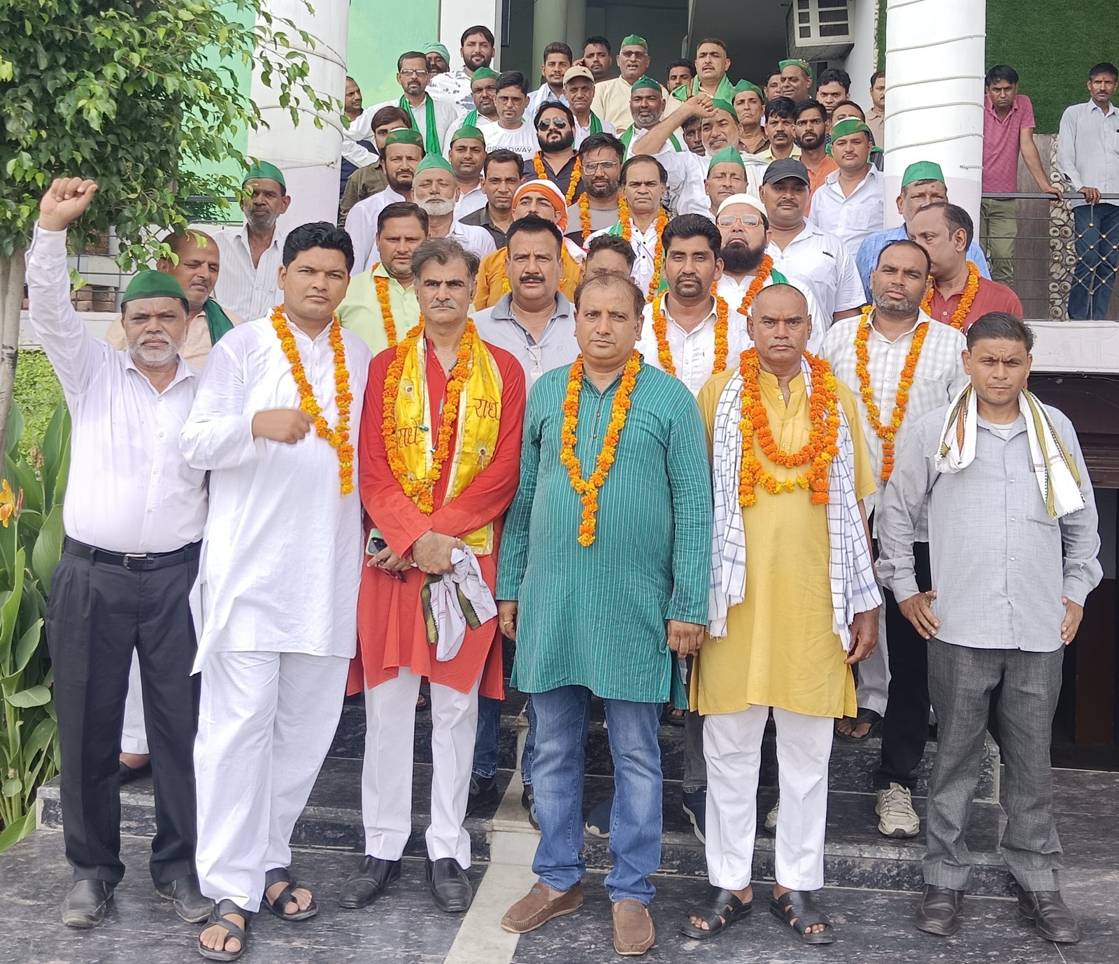 भारतीय किसान यूनियन चढूनी की सदस्यता ग्रहण करते हुए किसान