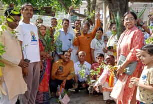 खाटू श्याम मंदिर में जड़ी बूटी युक्त पौधे वितरित करते राकेश कुमार शर्मा, हरिओम सूर्यवंशी, नरेंद्र सिकरवार, रविकर आर्य, मनोज झा व प्रशांत माहेश्वरी