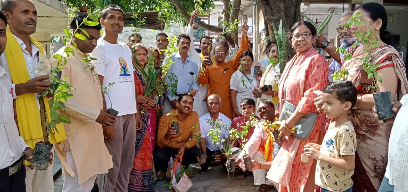 खाटू श्याम मंदिर में जड़ी बूटी युक्त पौधे वितरित करते राकेश कुमार शर्मा, हरिओम सूर्यवंशी, नरेंद्र सिकरवार, रविकर आर्य, मनोज झा व प्रशांत माहेश्वरी