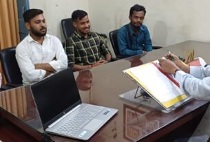 छात्रहित में मांगों पर सहमति व्यक्त करते विश्वविद्यालय के कुलपति